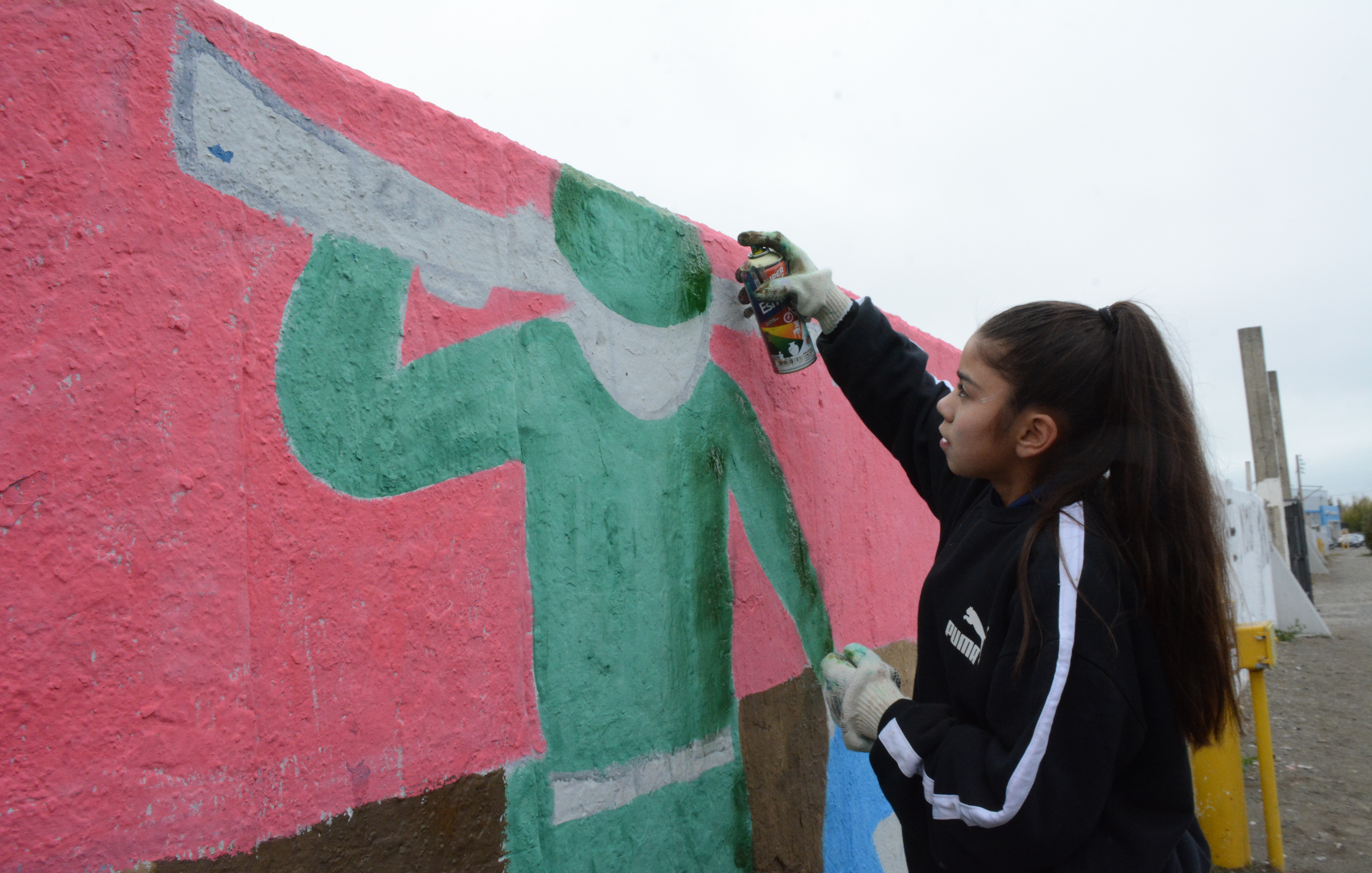¿Quién es Kiara? Tiene 12 años y pinta un mural en homenaje a las Malvinas ¿Quién es Kiara? Tiene 12 años y pinta un mural en homenaje a las Malvinas