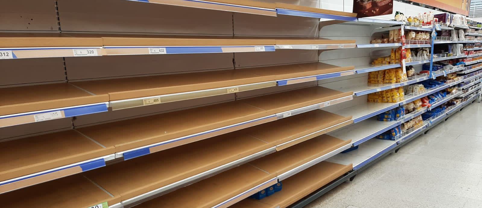 Y el pan, ¿dónde está? Molestia de consumidores por góndolas vacías y pocas marcas Y el pan, ¿dónde está? Molestia de consumidores por góndolas vacías y pocas marcas