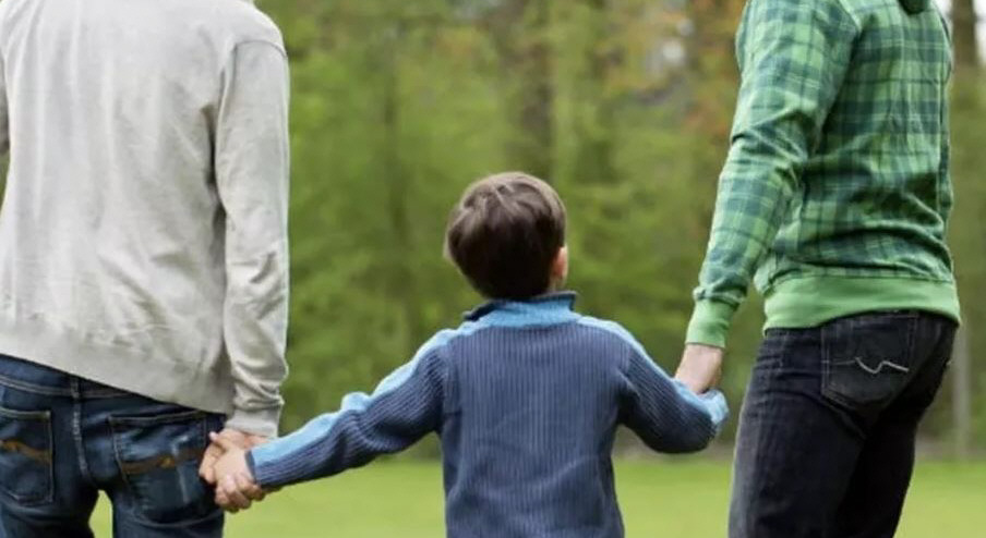 El primer fallo de multiparentalidad en Santa Cruz: “Vas a tener una mamá y dos papás” El primer fallo de multiparentalidad en Santa Cruz: “Vas a tener una mamá y dos papás”