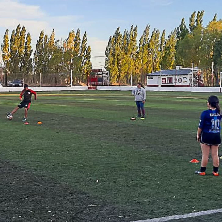 Júpiter organiza escuela de verano de fútbol femenino