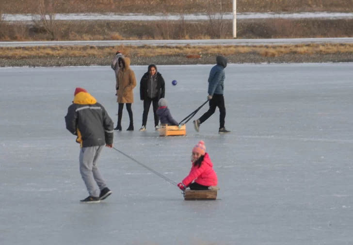 Pese al peligro y la prohibición, los vecinos continúan patinando sobre las lagunas congeladas