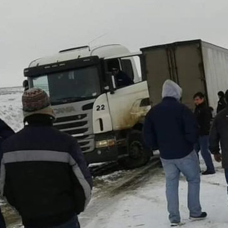 Despistaron varios camiones en la Ruta 3 en un convoy de 50 vehículos escoltado por la Policía y Vialidad