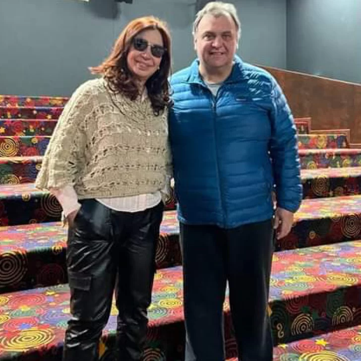 Cristina Fernández llegó a El Calafate y visitó el cine municipal junto a Javier Belloni