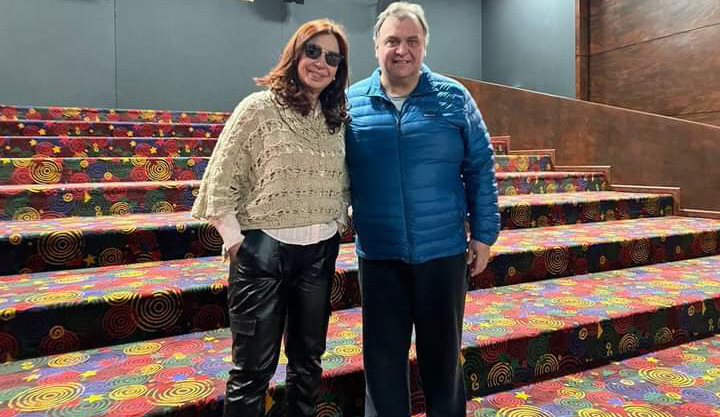 Cristina Fernández llegó a El Calafate y visitó el cine municipal junto a Javier Belloni