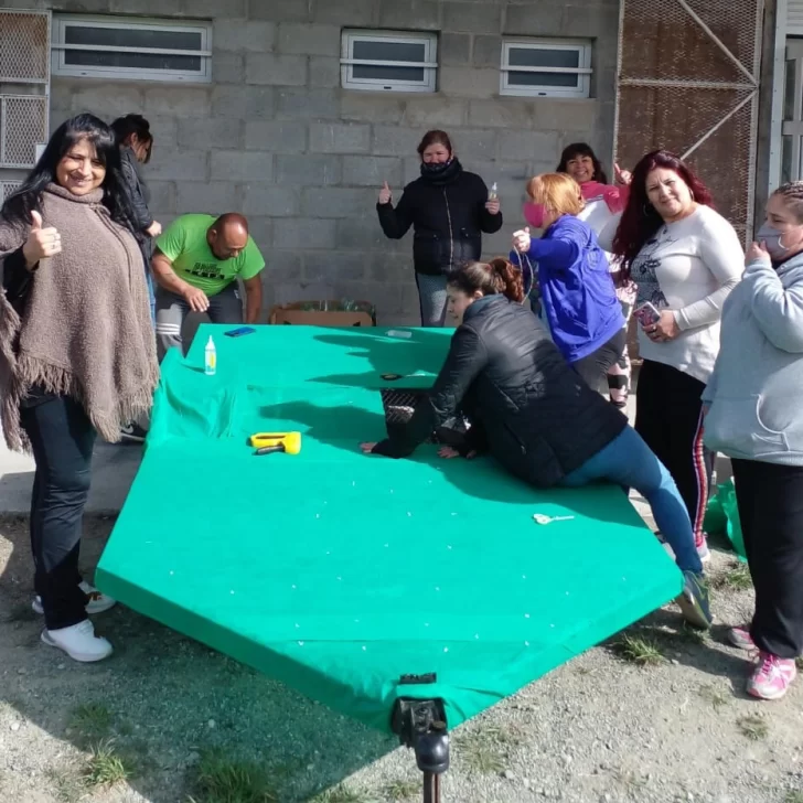 Faltan 25 días para la primavera: comenzó el armado de carros para el desfile en Río Gallegos