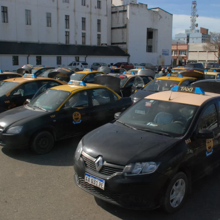 Taxistas locales piden actualizar la bajada de bandera a 150 pesos