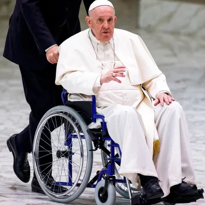 Luego de ser operado: el Papa Francisco “está bien, despierto y ya trabajando”