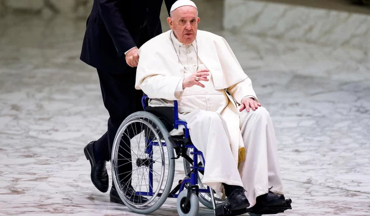 Luego de ser operado: el Papa Francisco “está bien, despierto y ya trabajando”