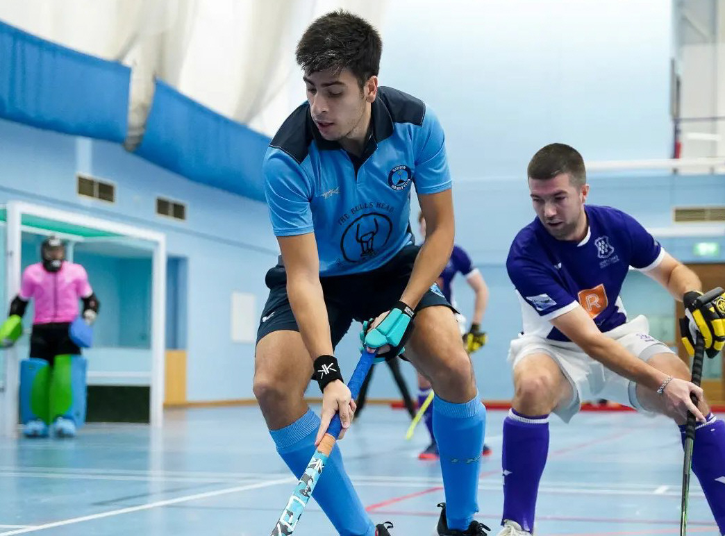 El santacruceño Jattar Aboud culminó su primera “Premier League” Hockey Indoor El santacruceño Jattar Aboud culminó su primera “Premier League” Hockey Indoor