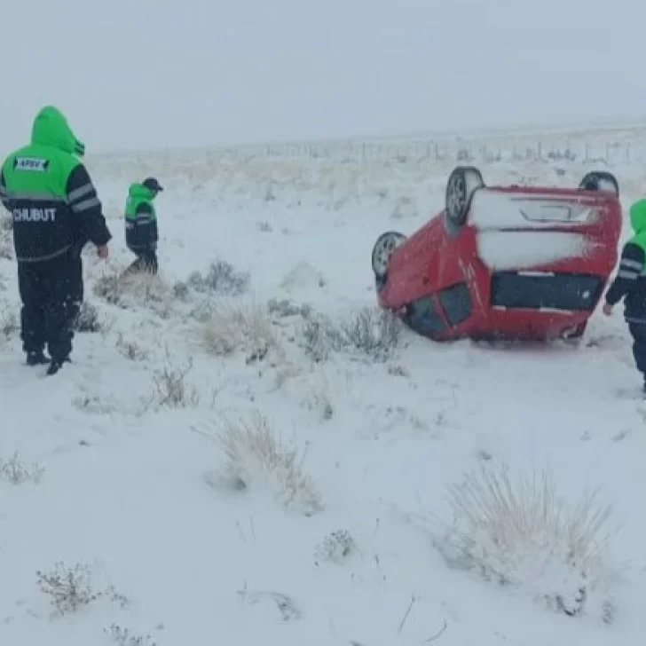 Viajaba desde Caleta Olivia y volcó en la ruta por la nieve