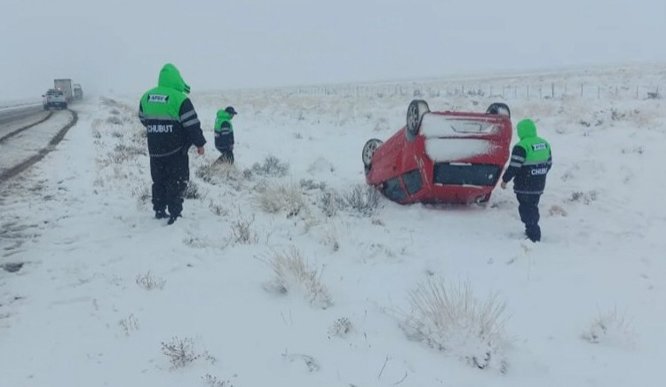 Viajaba desde Caleta Olivia y volcó en la ruta por la nieve