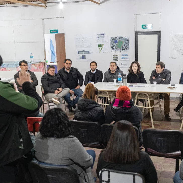 Luque se reunió con vecinos para “buscar soluciones” en conjunto Luque se reunió con vecinos para “buscar soluciones” en conjunto