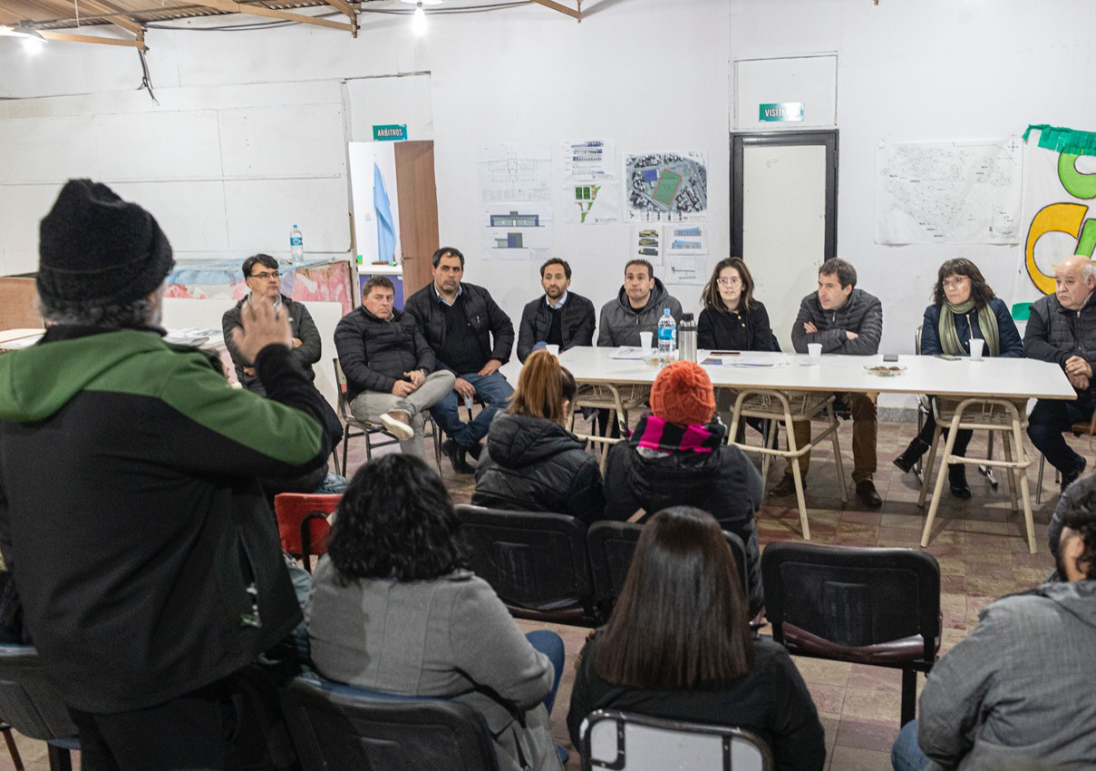 Luque se reunió con vecinos para “buscar soluciones” en conjunto Luque se reunió con vecinos para “buscar soluciones” en conjunto
