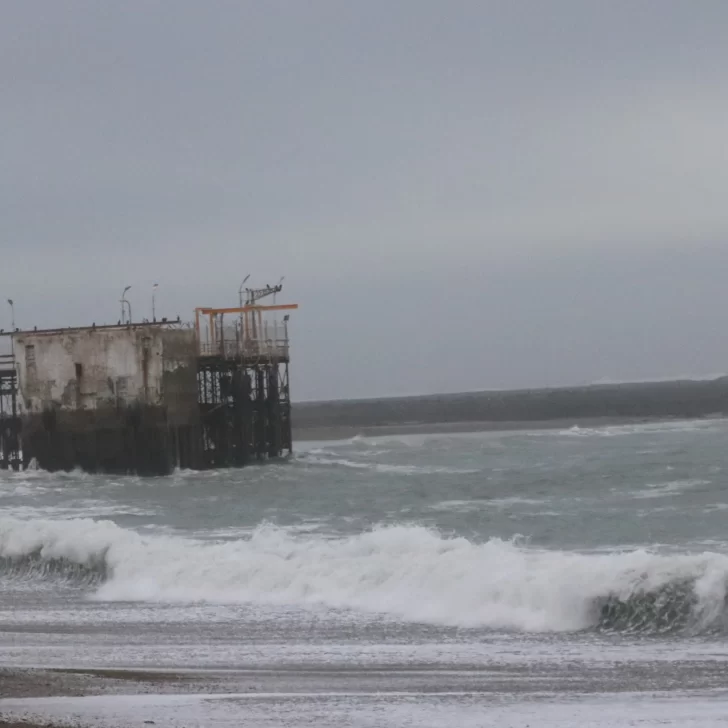 Marea de más de 5 metros de altura causó erosión y destrozos en la costa de Caleta Olivia