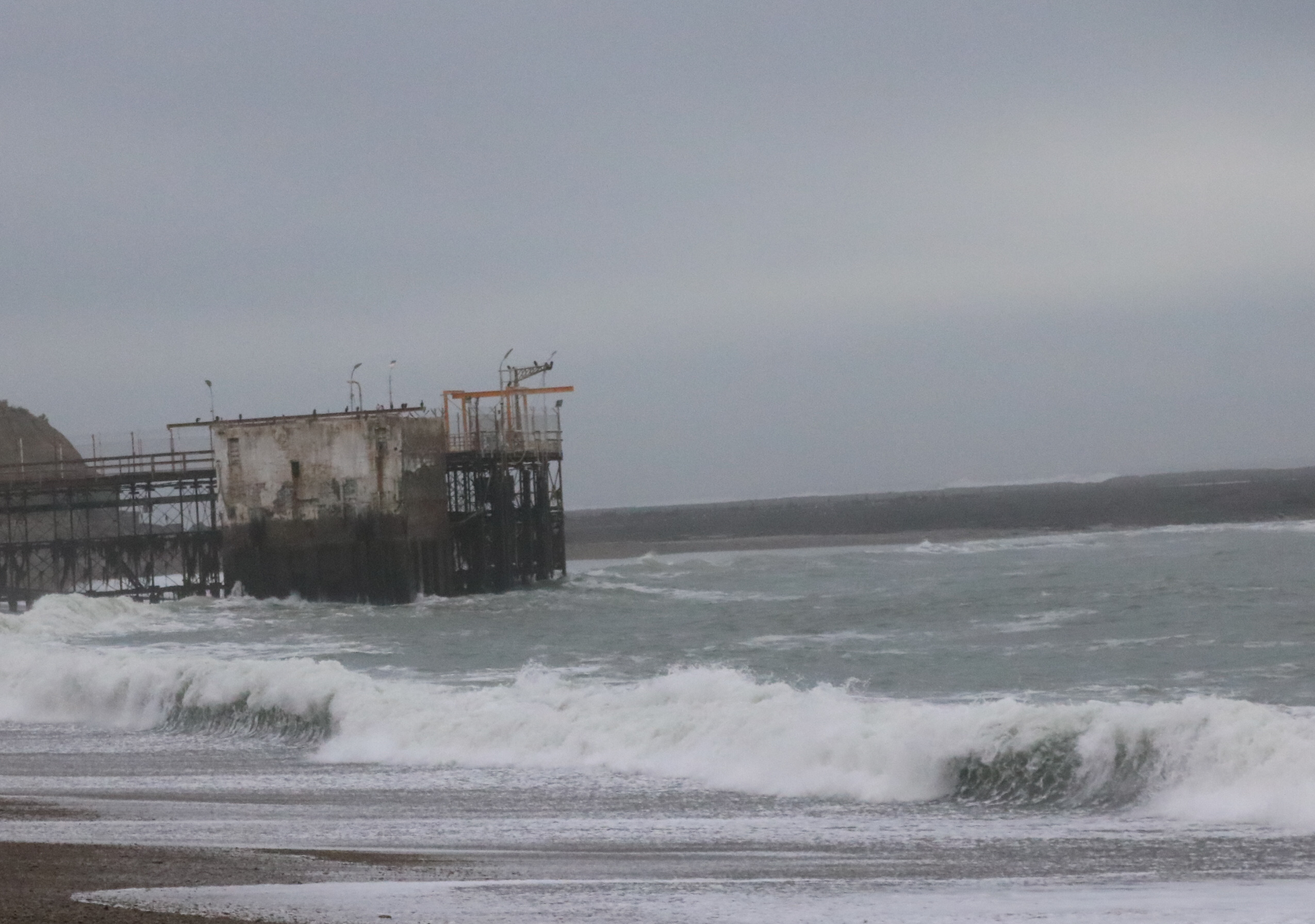 Marea de más de 5 metros de altura causó erosión y destrozos en la costa de Caleta Olivia