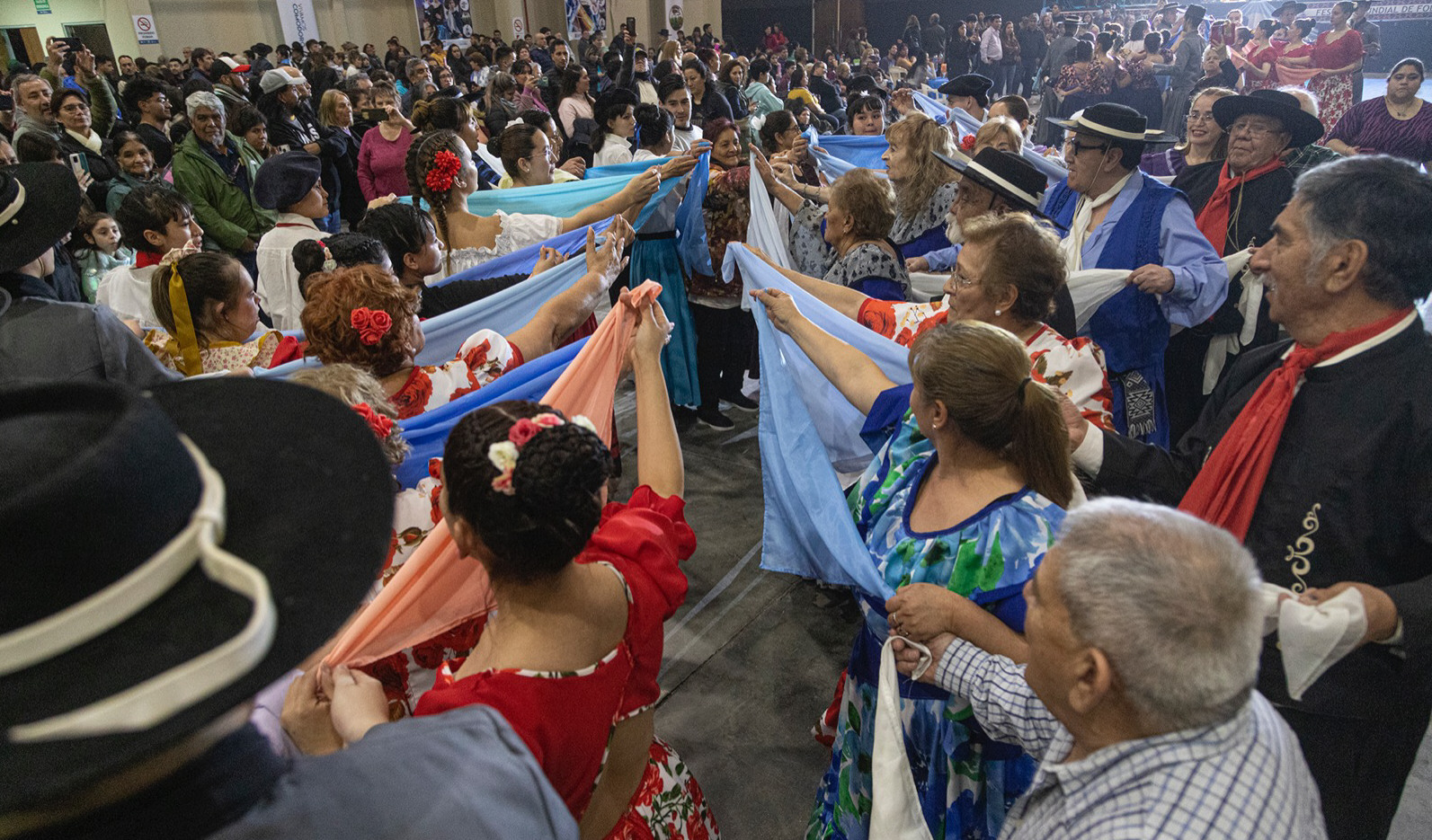 Santa Cruz participó de la gran fiesta por el Día Mundial del Folclore