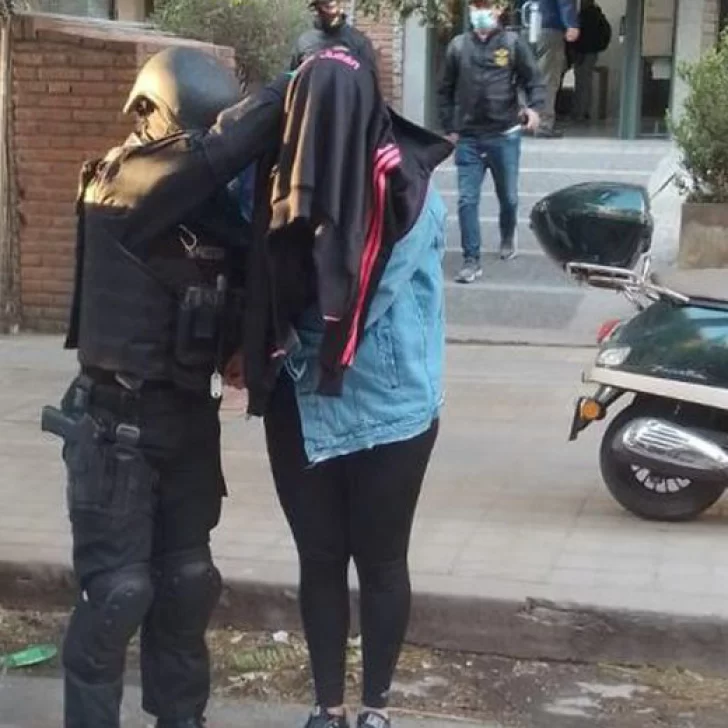 Demoraron a una joven estudiante de Santa Cruz que vendía drogas sintéticas en Córdoba Demoraron a una joven estudiante de Santa Cruz que vendía drogas sintéticas en Córdoba