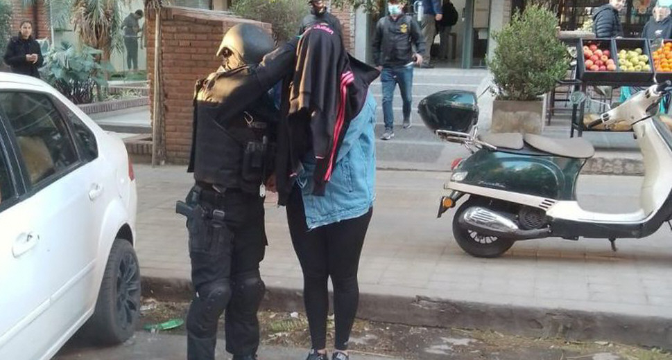 Demoraron a una joven estudiante de Santa Cruz que vendía drogas sintéticas en Córdoba Demoraron a una joven estudiante de Santa Cruz que vendía drogas sintéticas en Córdoba