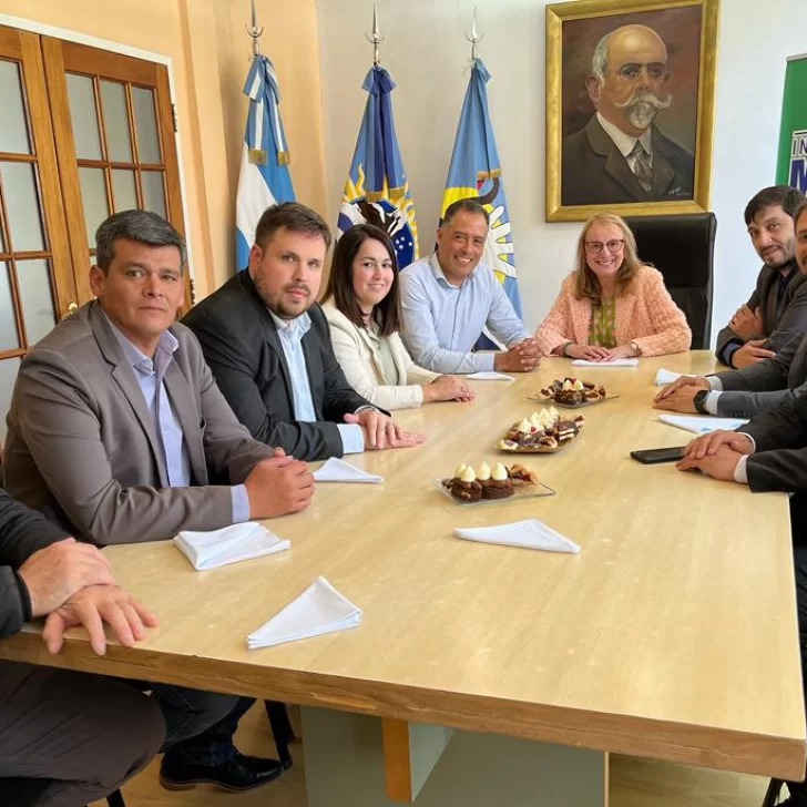 Alicia Kirchner entregó una autobomba a los Bomberos de Perito Moreno Alicia Kirchner entregó una autobomba a los Bomberos de Perito Moreno