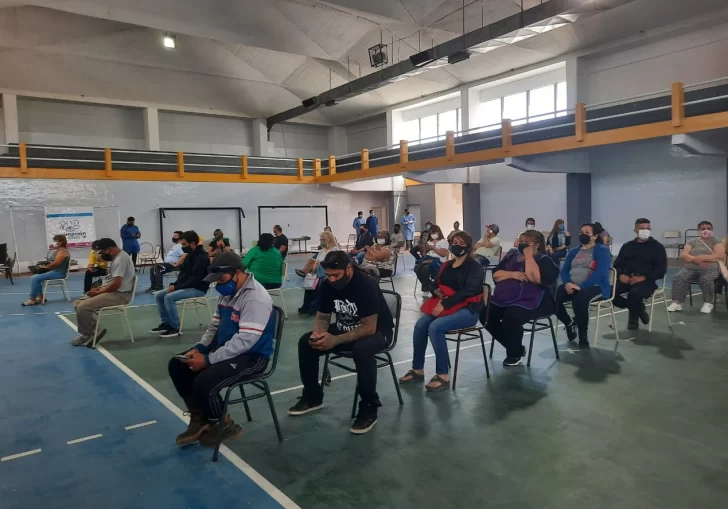 El Plan de vacunación seguirá toda la semana en la Escuela N° 69 de Caleta Olivia