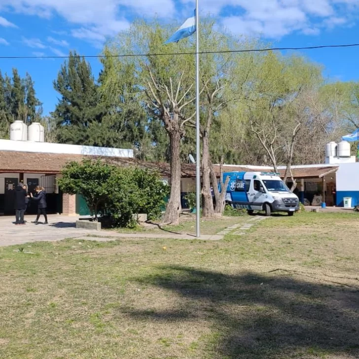 Entró al colegio con un machete y atacó una profesora y a una compañera