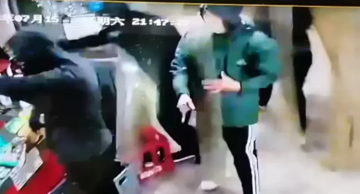 Entraron a robar a los tiros a un supermercado chino y se llevaron $1.000.000