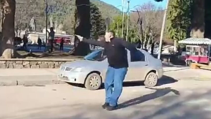 Video. Un manifestante comenzó a disparar en una plaza repleta de gente en San Martín de los Andes