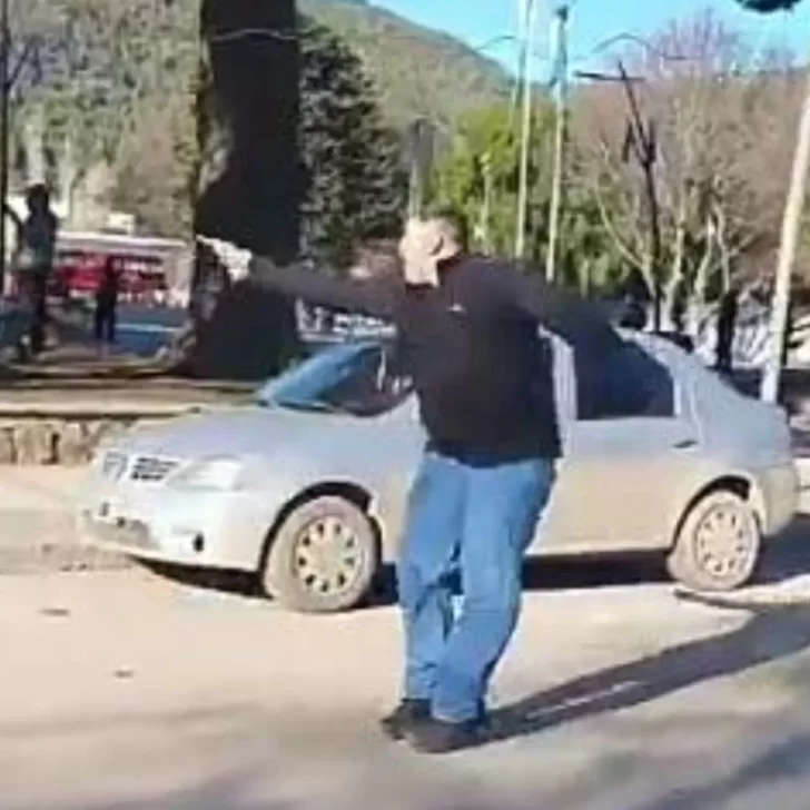 Video. Un manifestante comenzó a disparar en una plaza repleta de gente en San Martín de los Andes