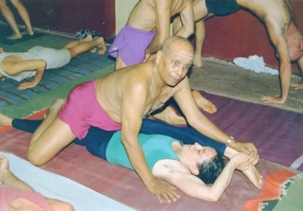 Abusos en el yoga: cientos de denuncias en el mundo y un juicio en Argentina