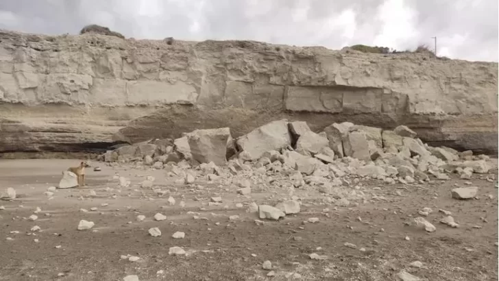 Se derrumbó un acantilado en Las Grutas y generó preocupación 