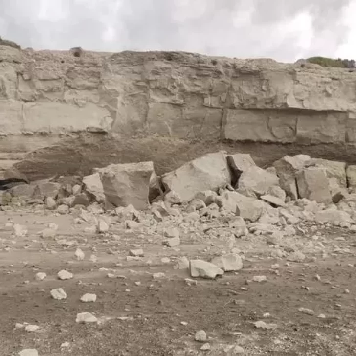 Se derrumbó un acantilado en Las Grutas y generó preocupación Se derrumbó un acantilado en Las Grutas y generó preocupación