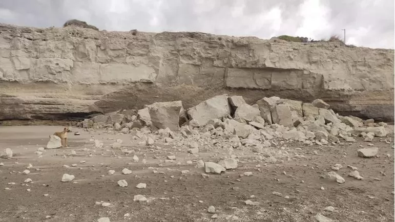 Se derrumbó un acantilado en Las Grutas y generó preocupación Se derrumbó un acantilado en Las Grutas y generó preocupación