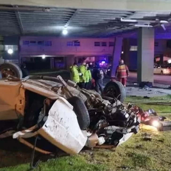 Grave accidente en Ushuaia: un auto se estrelló contra una columna y volcó