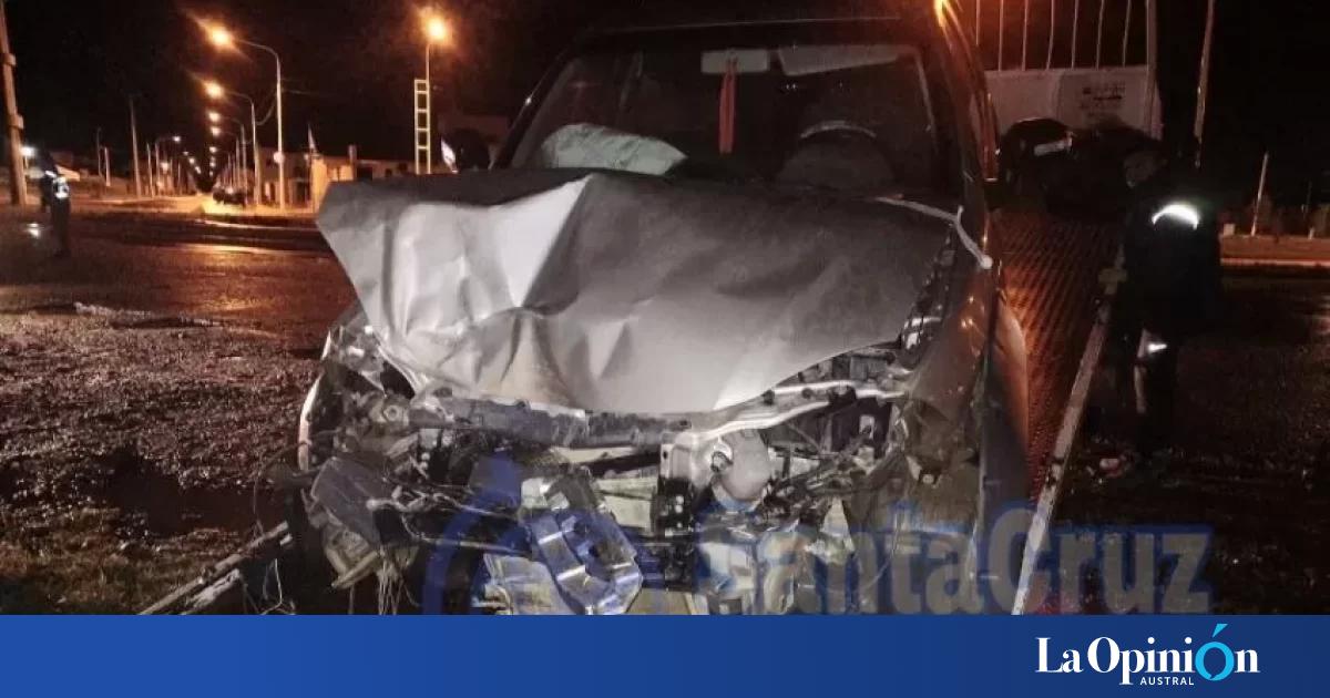 Chocó contra un poste de luz y abandonó el vehículo que casi cae a la ...