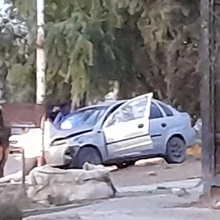 Circulaba en auto a alta velocidad, atropelló a un grupo de personas y lo lincharon Circulaba en auto a alta velocidad, atropelló a un grupo de personas y lo lincharon