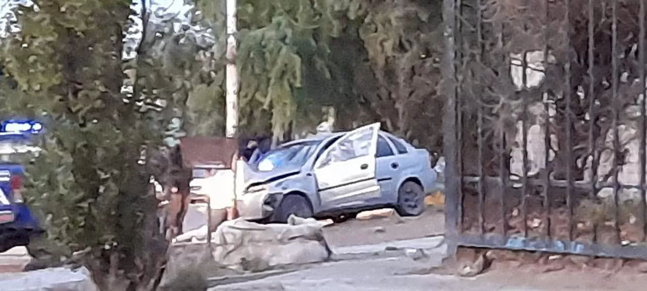 Circulaba en auto a alta velocidad, atropelló a un grupo de personas y lo lincharon Circulaba en auto a alta velocidad, atropelló a un grupo de personas y lo lincharon