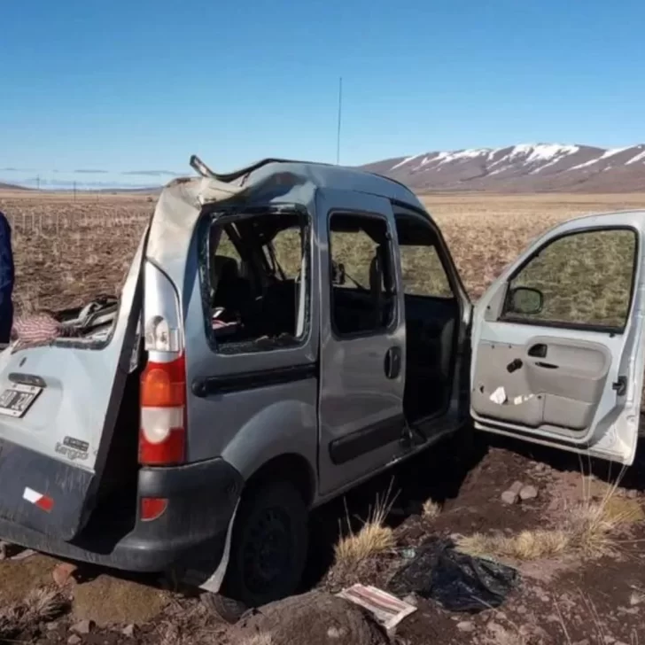 Accidente de camino a Gobernador Costa: una camioneta despistó luego de que su cubierta reventara