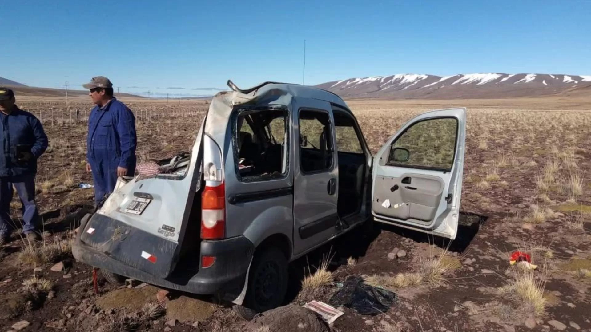 Accidente de camino a Gobernador Costa: una camioneta despistó luego de que su cubierta reventara