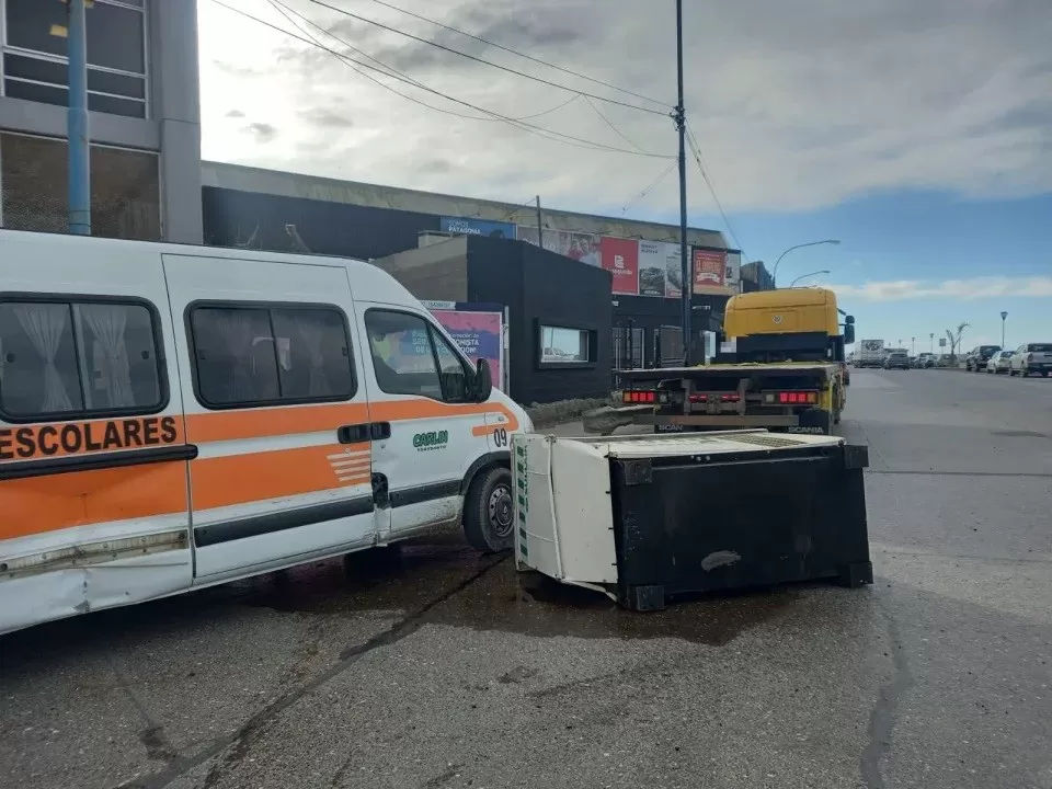 Un generador de corriente cayó sobre un transporte escolar con 19 niños a bordo