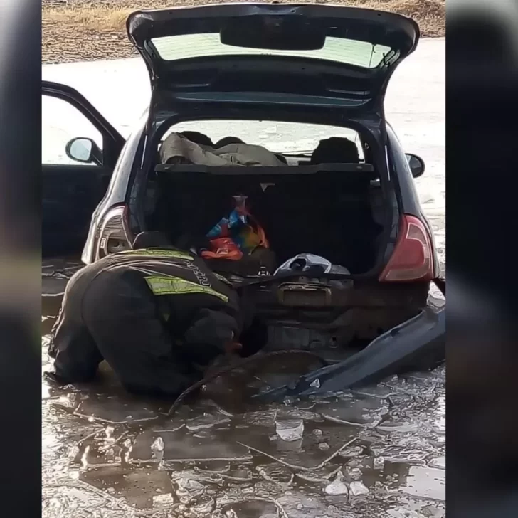 Despistó de la ruta, cayó sobre una laguna congelada y tuvieron que rescatarlo Despistó de la ruta, cayó sobre una laguna congelada y tuvieron que rescatarlo