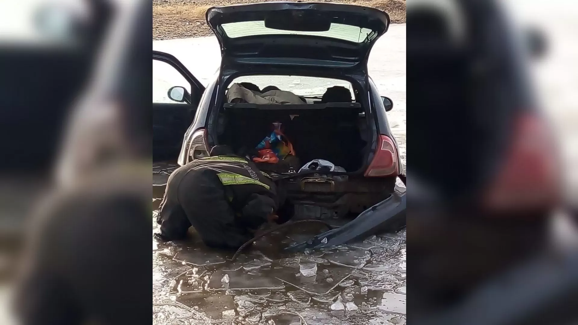 Despistó de la ruta, cayó sobre una laguna congelada y tuvieron que rescatarlo Despistó de la ruta, cayó sobre una laguna congelada y tuvieron que rescatarlo