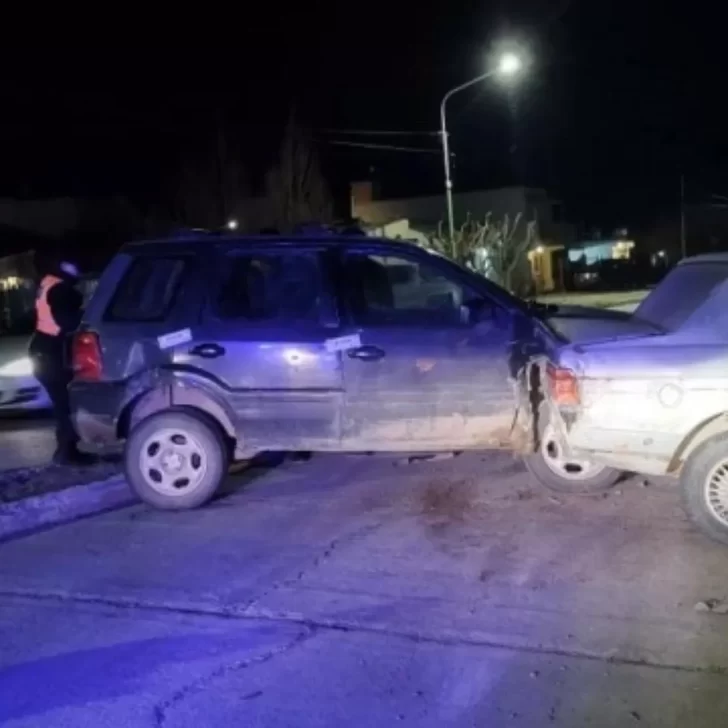 Un conductor en estado de ebriedad embistió a un auto estacionado