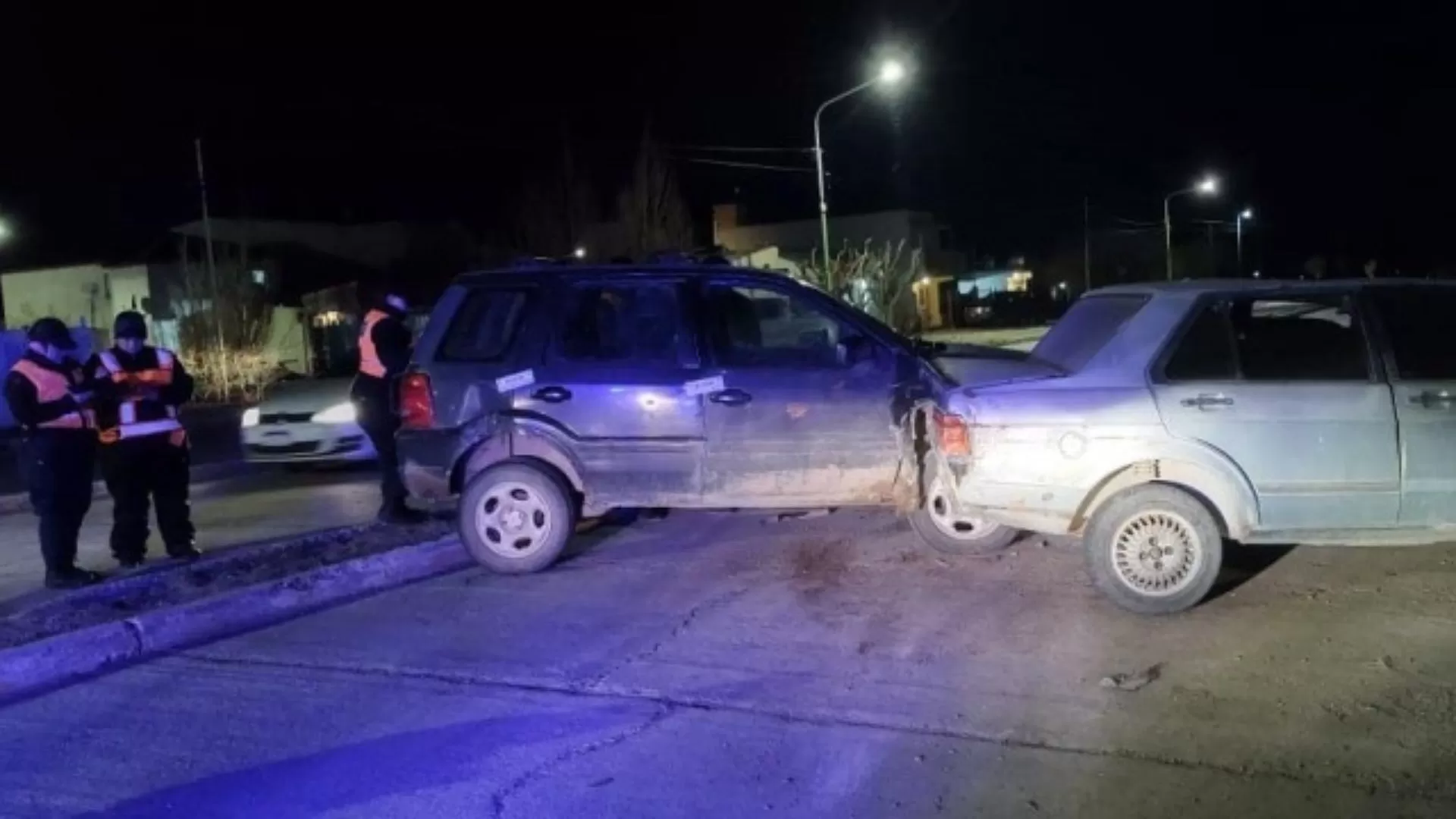 Un conductor en estado de ebriedad embistió a un auto estacionado