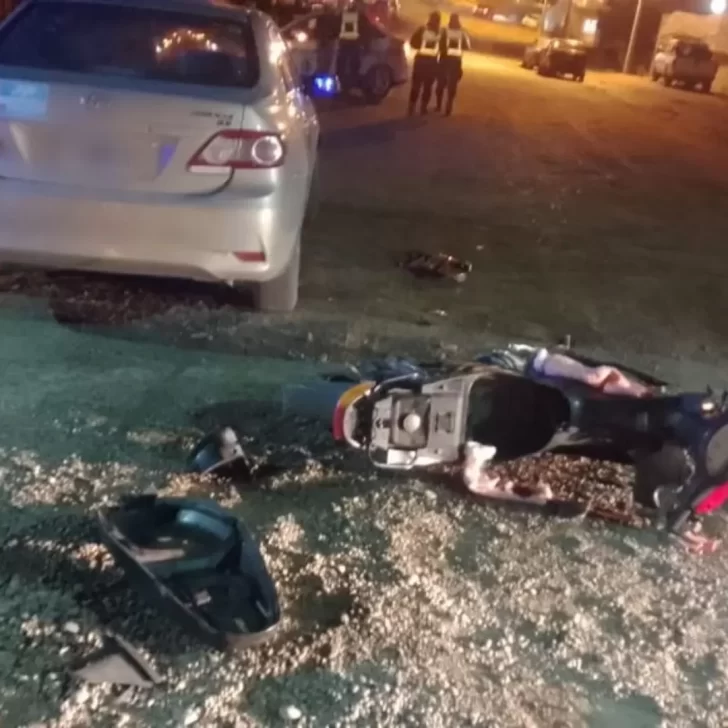 Fuerte choque entre una moto y un auto: hay un herido