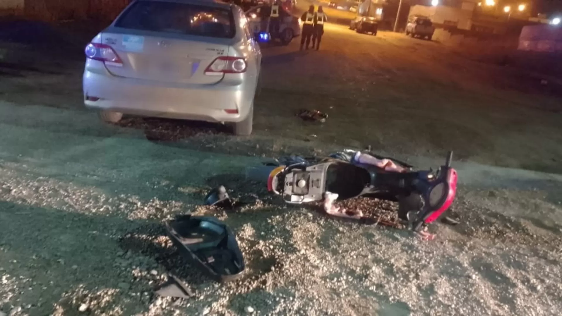 Fuerte choque entre una moto y un auto: hay un herido