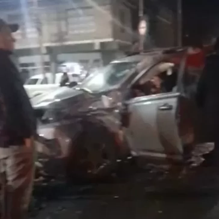 Video. Impactante accidente: una camioneta y un auto chocaron en el centro Video. Impactante accidente: una camioneta y un auto chocaron en el centro
