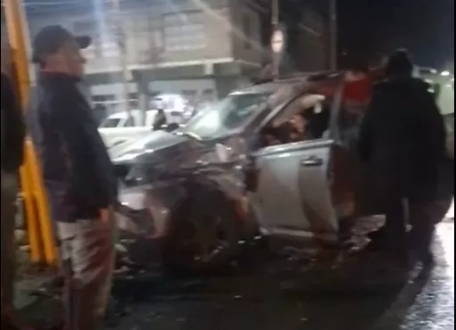 Video. Impactante accidente: una camioneta y un auto chocaron en el centro 