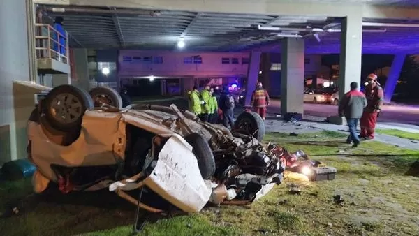Grave accidente en Ushuaia: un auto se estrelló contra una columna y volcó