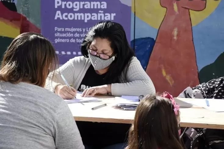 Programa Acompañar: qué requisitos debo cumplir para cobrar el bono de $33.000 destinado a mujeres y disidencias Programa Acompañar: qué requisitos debo cumplir para cobrar el bono de $33.000 destinado a mujeres y disidencias