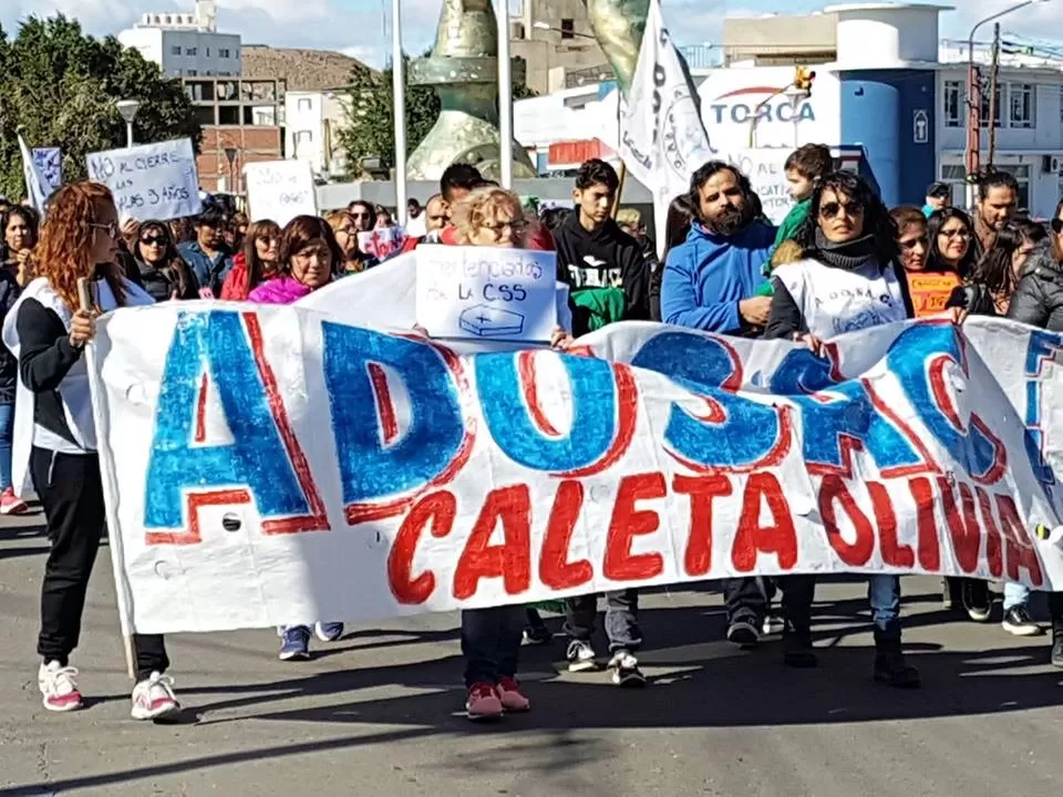 Sin clases hasta el lunes 26 de junio: ADOSAC respondió con un paro de 72 horas al aumento otorgado por el Gobierno Sin clases hasta el lunes 26 de junio: ADOSAC respondió con un paro de 72 horas al aumento otorgado por el Gobierno
